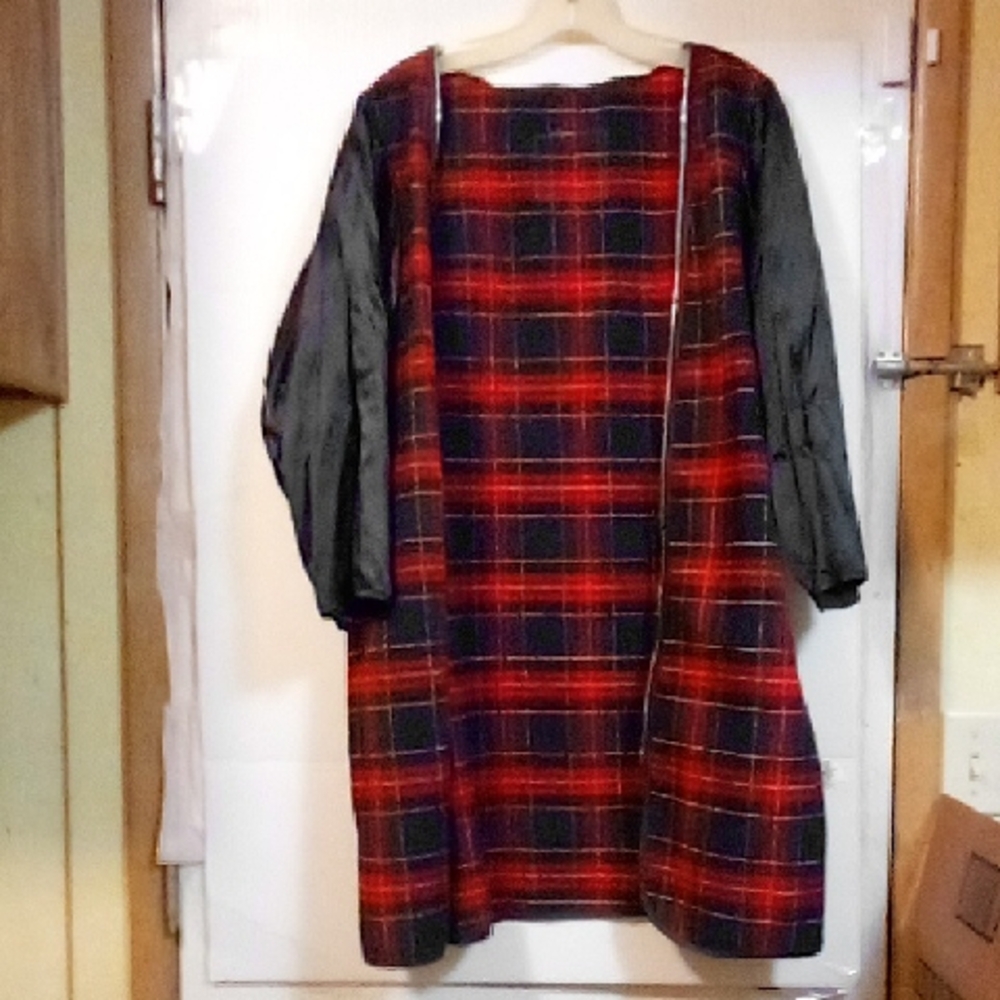 London Fog Red and Black Plaid Cape Made In Us. Smal Or Medium Cape